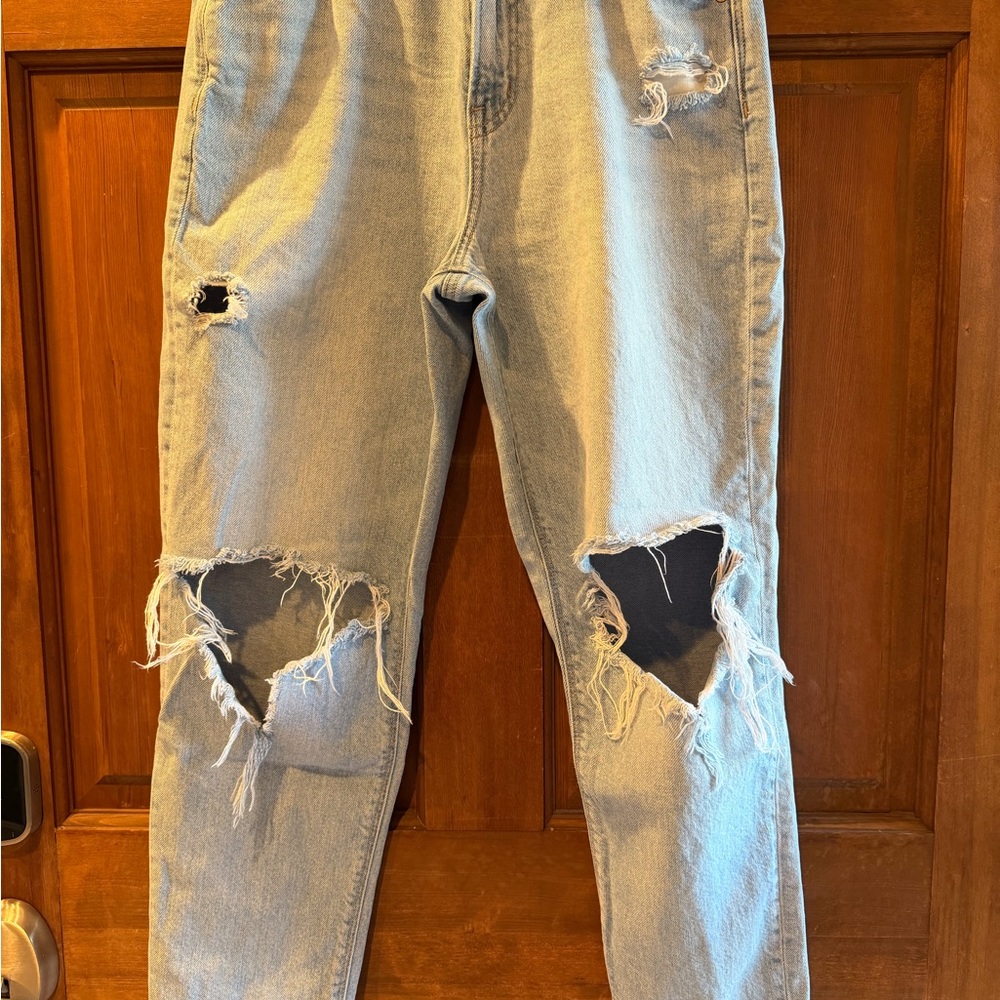 Light Wash Distressed women’s Jeans - Ripped Knee Style